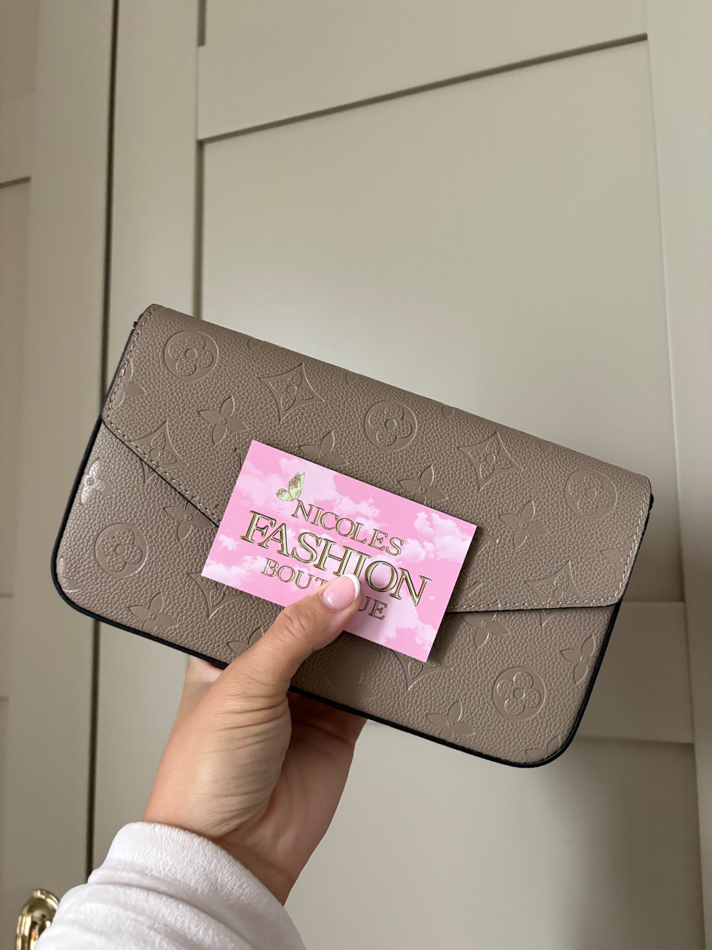 Beige bag with chain instock